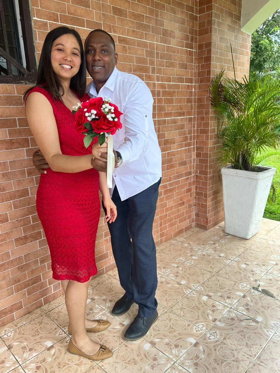 Carlos y Malenny juntos con un ramo de rosas